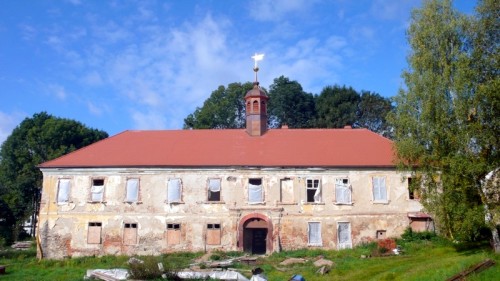 Stav zámku po rekonstrukci střechy a věžičky, východní průčelí, léto 2010