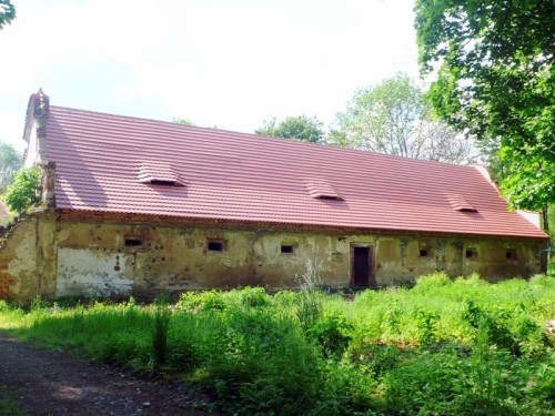 Pohled na špýchar od východu, duben 2011