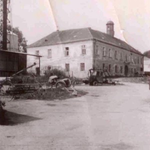 Pohled na zámek od jihovýchodu, vlevo sila na obilí - 70.léta 20.století