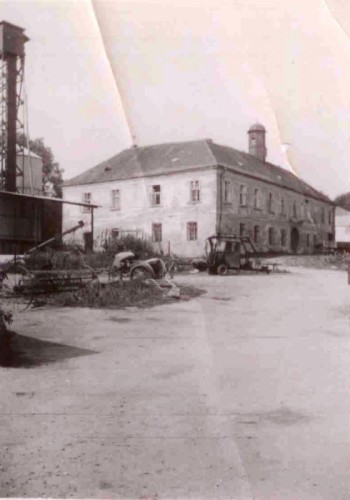 Pohled na zámek od jihovýchodu, vlevo sila na obilí - 70.léta 20.století