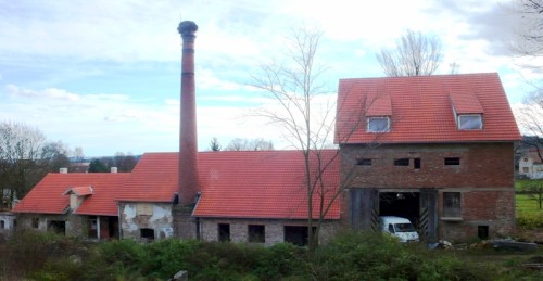 Nově opravené střechy hospodářských budov, rok 2010